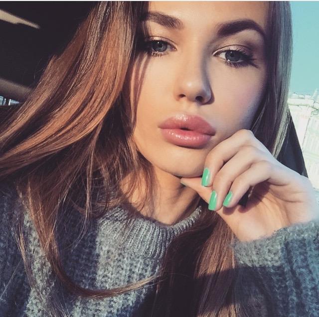 Would you say this woman has 'bold features'?