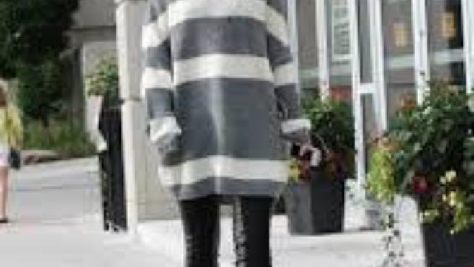 Guys, Would it be unattractive if a girl were to wear big oversized sweatshirts and tights every single day?