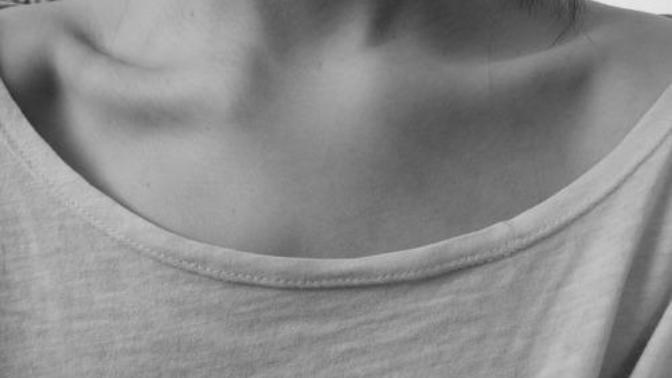 Is it possible to have big boobs and prominent collarbones?