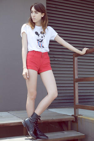 Which outfit do you prefer?
