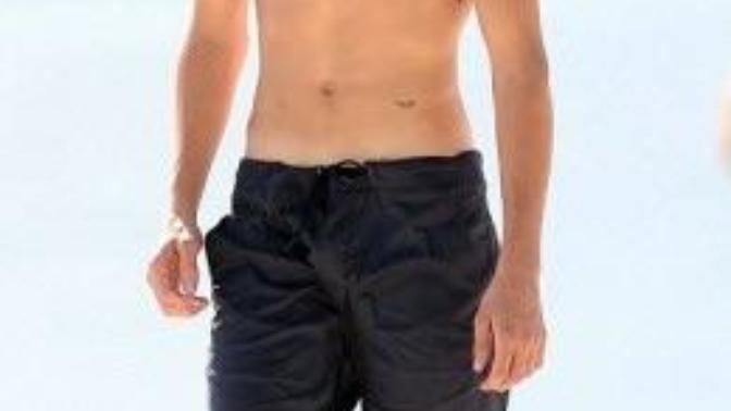 Girls, would you prefer a guy with no muscle, or a freakish hulk?