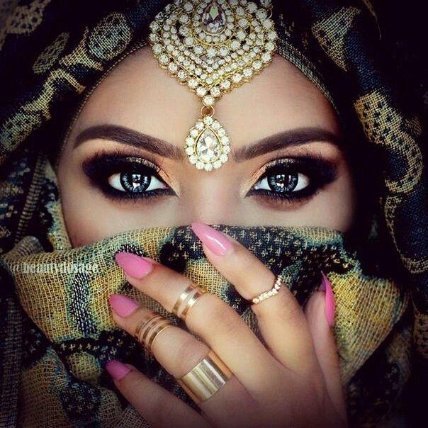 attractive women's eyes