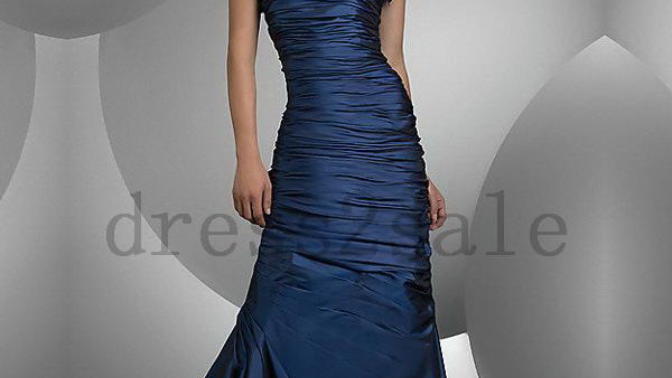 Does anyone know what makeup look I should do for a midnight blue prom dress?