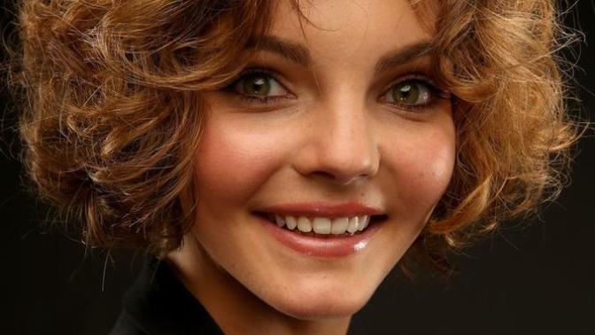 Does Camren Bicondova's (Catwoman) face look weird to you?