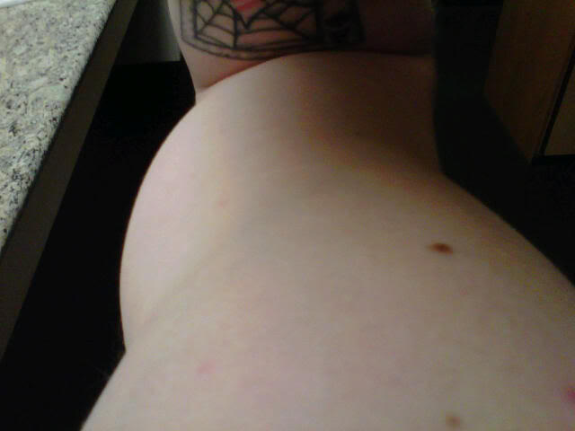 HELP! WHY ARE MY BICEPS GROWING INWARDS ???????????????