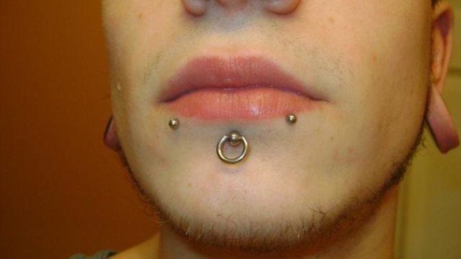 Ladies, slave ring or captive bead?