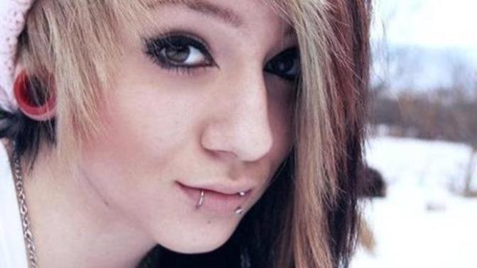 Guys, Emo/Scene/Alternative, I dress emo/punk/alternative/that sorta thing nd I was wondering your opinion on hoop snakebites like below on a girl XD?