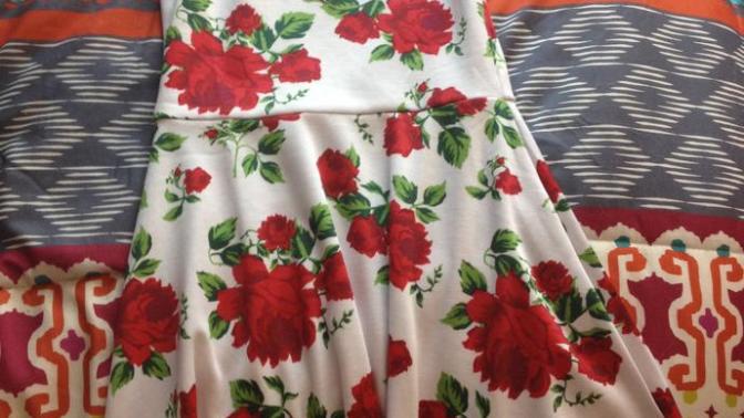Girls, what nail polis should I wear with this dress?