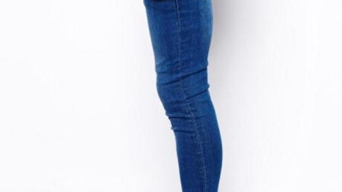 Girls, do you rather a guy wear skinny jeans (super skinny, extreme skinny, etc.) or loose baggy jeans?