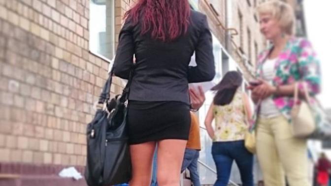 Girls, do y'all know what outfit she is wearing shoulder to foot? Is the skirt cute on her? Does her body compliment the skirt?