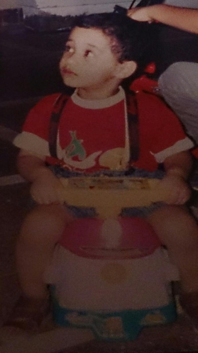 EVERYONE !! can u post a pic of u when u were a small kid ?