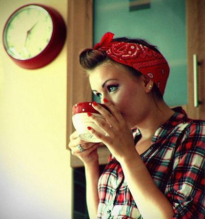 Guys, do you like the retro 1950s clothing look on girls?