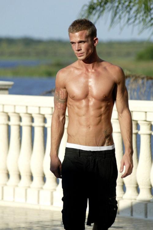 Girls, do you ladies care about lat muscles , at all? on a guy?