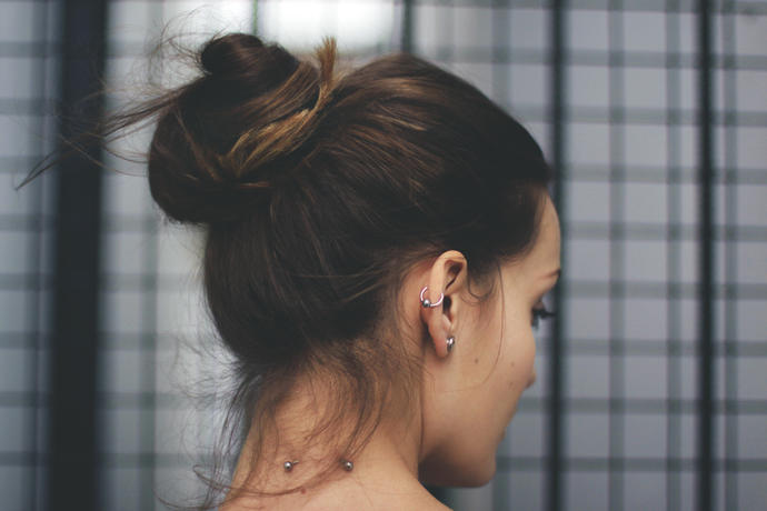 I've never seen my girlfriends hair length. She always ties it up into a a bun. I want to see her hair length?