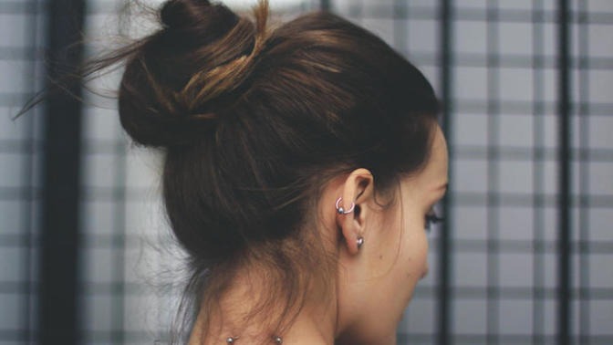 I've never seen my girlfriends hair length. She always ties it up into a a bun. I want to see her hair length?
