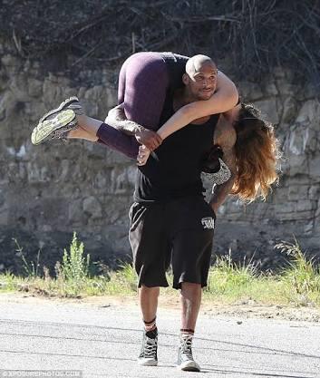 Can you boys/men lift or carry a 140lbs gal?