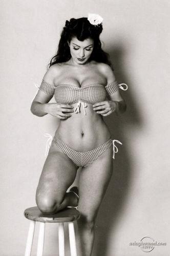 Would you reject a potential partner with a body which has the same shape and size of this one (but with smaller boobs) and a very beautiful face?