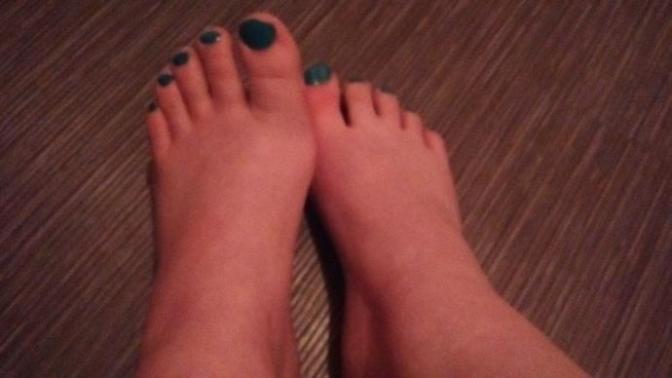 First time painting my teo nails, did they turn out well?