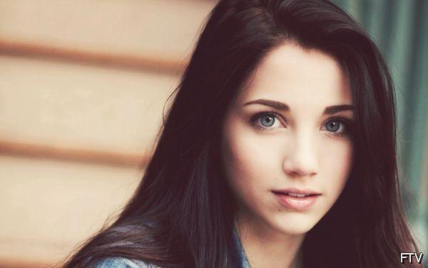 Which girl's hairstyle is prettier?