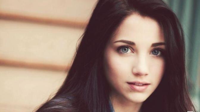Which girl's hairstyle is prettier?