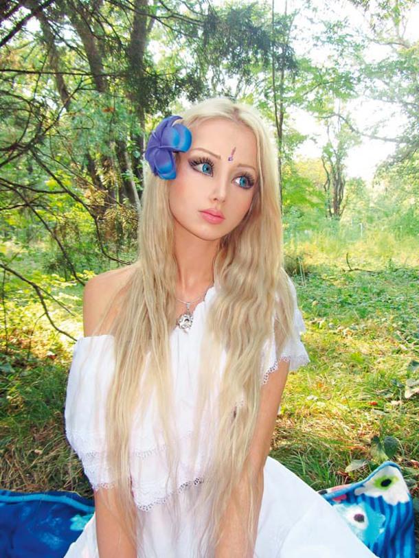 Guys, would you date her?