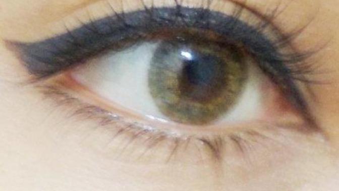 Guys, Are hazel eyes, pale skin and black hair attractive?