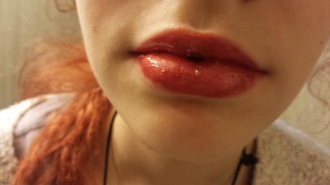 How does this lipgloss color look?