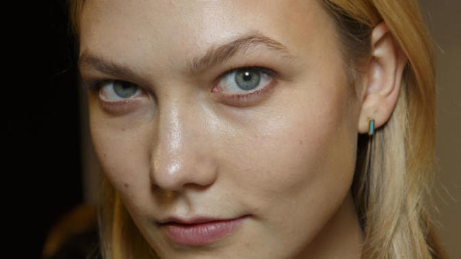 Men and lesbians would you date 6'1" Karlie Kloss or 5'10" Taylor swift?