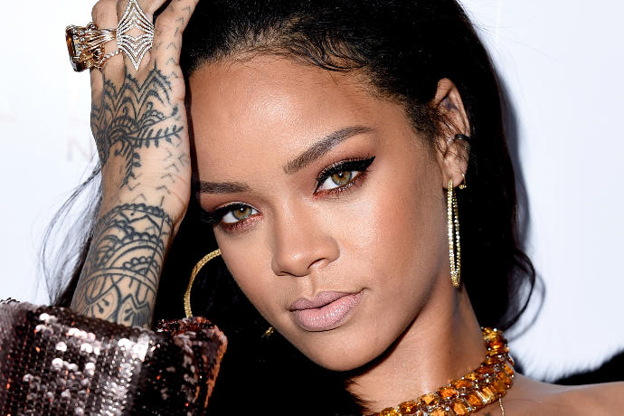 Which one is the hottest celebrity female singer?