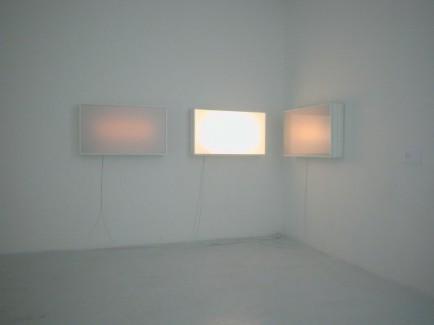 Can someone explain this artwork Dream machine by Loris Gréaud?