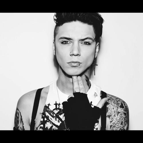 Guyliner, Hot or Not?