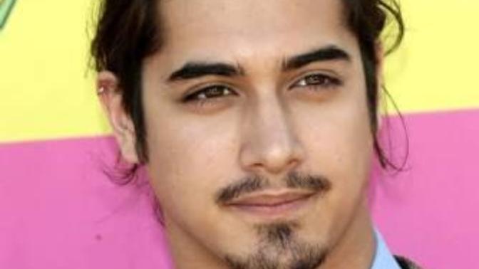 Can someone explain to me exactly how this guy is ridiculously good looking?