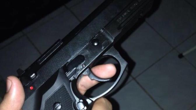He sent a picture of him holding a gun and is threatening to kill my friend, help?