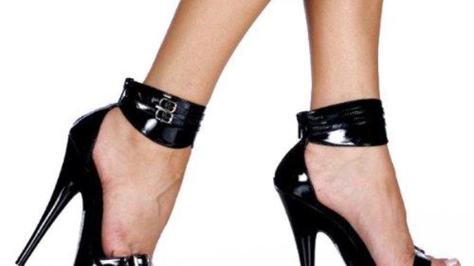 Guys, do you like to see girls wearing a choker necklace and high heels on a night out?
