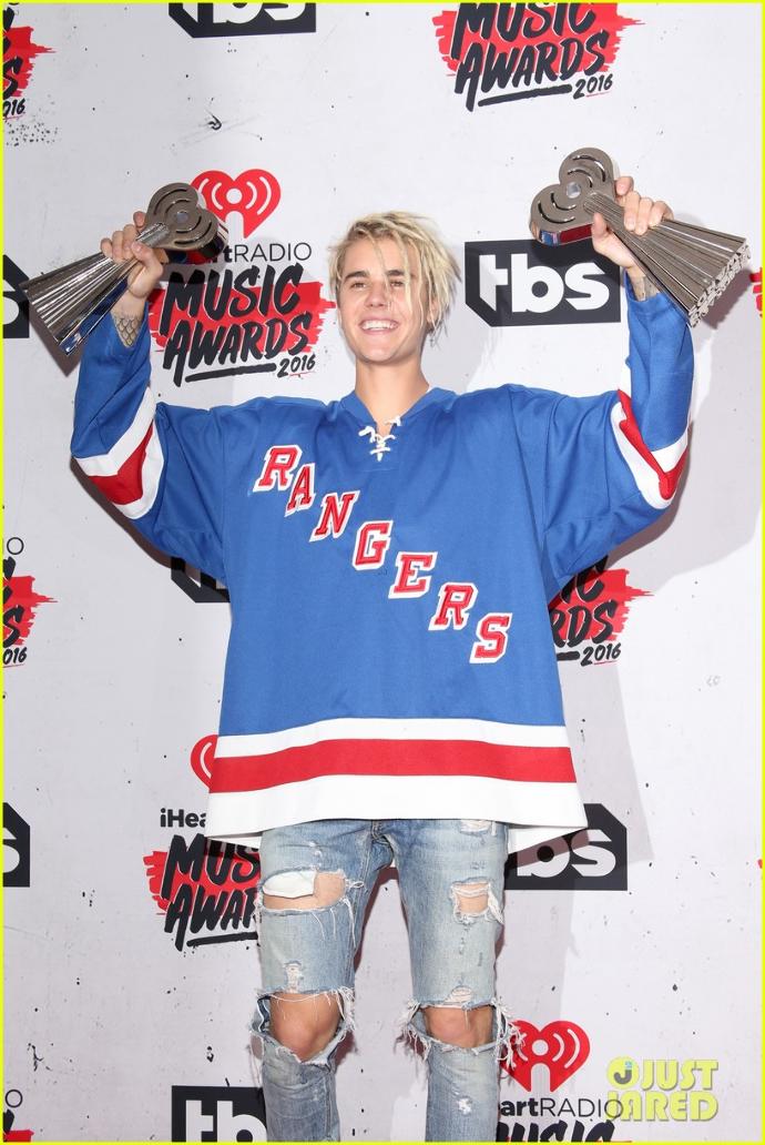 Is Justin Bieber turning into a lesbian?