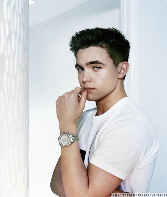 What type of guy do you like most just based on looks?