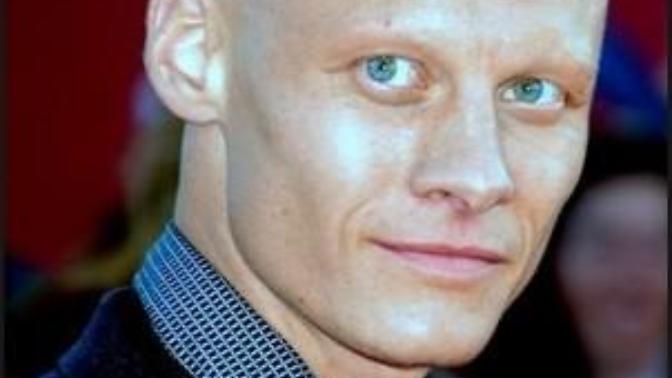 Girls would you go out with a guy who had no eyebrows and tattooed his eyebrows or drew on his eyebrows because of his medical condition?