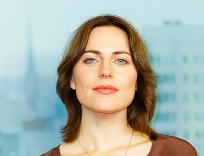 What do you guys think of the Super white woman jawline?