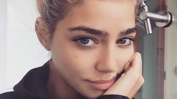 Thick or thin eyebrows on a girl?