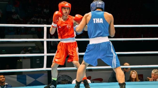Does having a regular boxing (fist boxing/pugilist/western boxing) background help if I start learning Muay Thai for the first couple of days?
