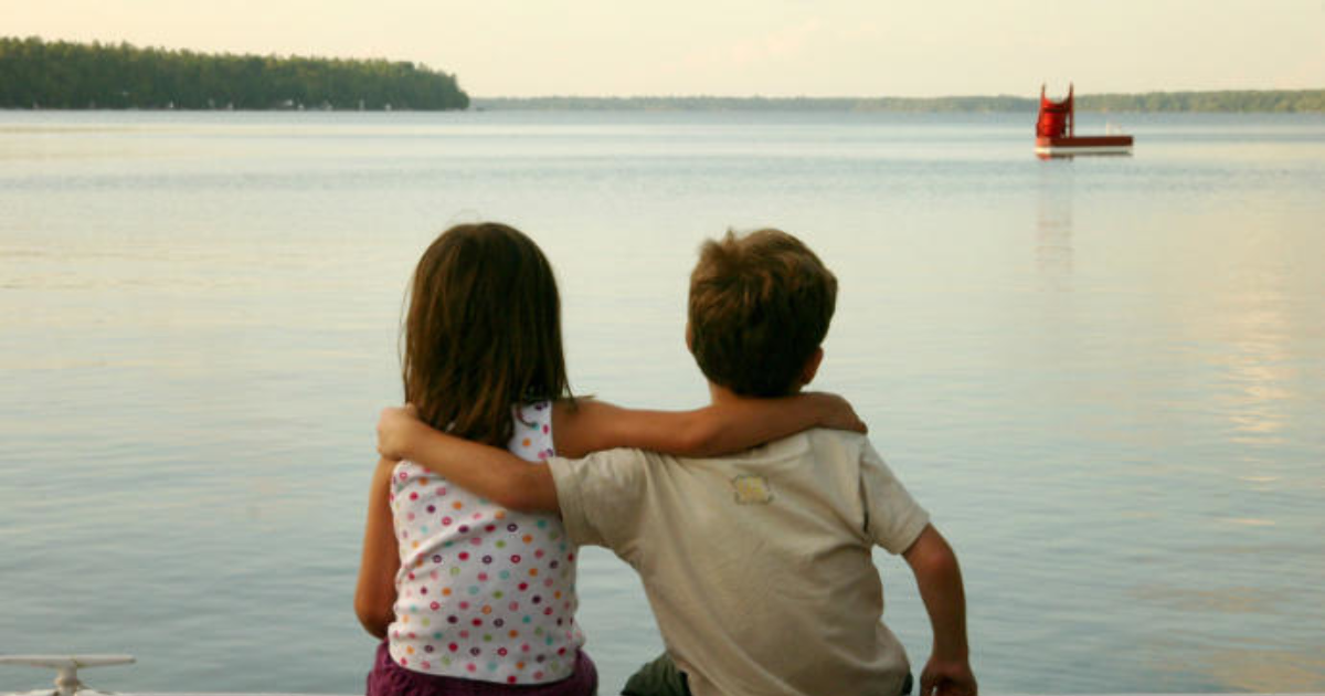 What does it mean when a guy put his arm around your waist? GirlsAskGuys