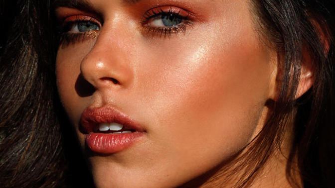 Sunkissed skin or porcelain skin,, which is the hottest?