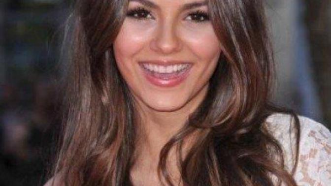 Do girls look better with a middle or side parting hair?