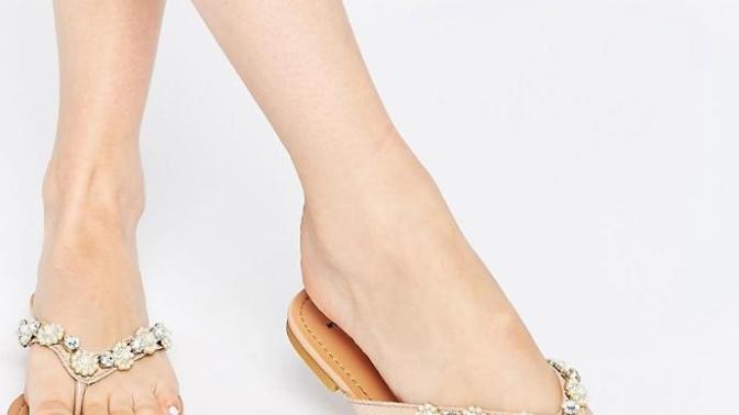 Do flip flops hurt in between your toes? They're really painful for me to walk in?