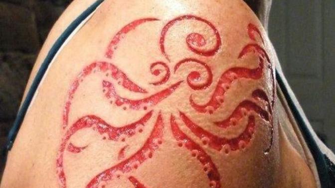 Weird trend : scar "tattoos" ?