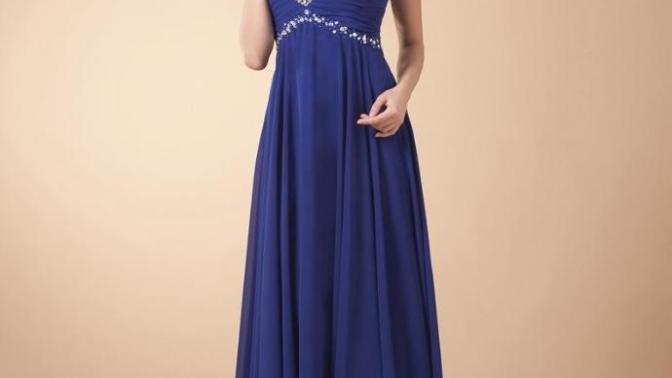 Girls, please help me choose a bag for my girlfriends dress?