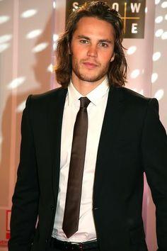 Do any other girls like guys with long hair?