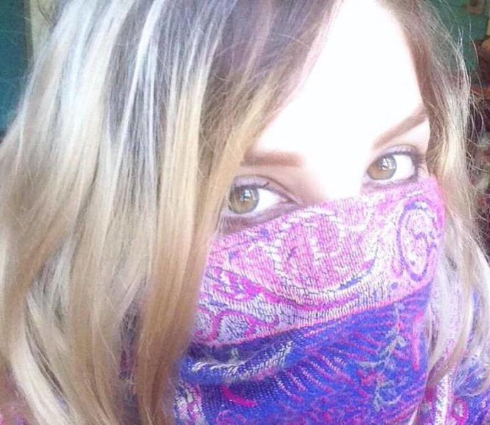 Does she has green or hazel eyes?