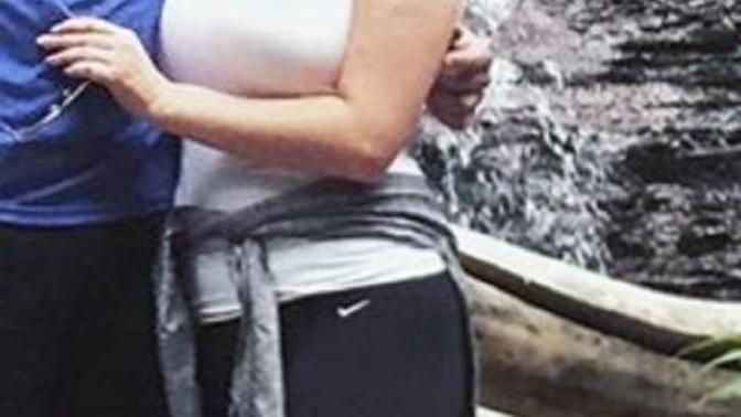 Girls, Would you say this girl is "thick" (pic included)?