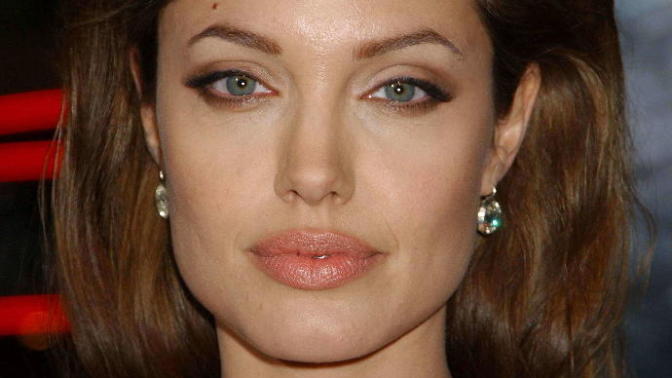 Angelina Jolie vs Jennifer Aniston... Who's more beautiful?